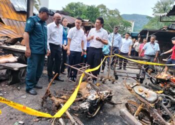 A. RAJENDRAN (kiri), H'ng Mooi Lye (kanan) dan Zairil Khir Johari (tengah) ketika meninjau gerai penjaja di Kompleks Penjaja Huma House, di Batu Ferringhi, Pulau Pinang yang musnah dalam kebakaran, petang semalam.