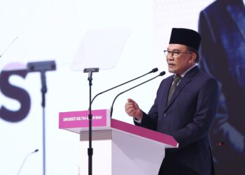 ANWAR Ibrahim berucap pada Persidangan Pemikiran dan Tamadun Islam Sedunia (WCIT 2024) di Ipoh, hari ini. - UTUSAN/MUHAMAD NAZREEN SYAH MUSTHAFA