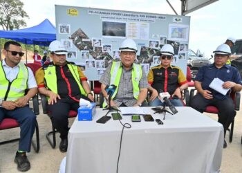 ALEXANDER Nanta Linggi (tengah) bersama Shahelmey Yahya (dua kiri) semasa sidang akhbar sempena lawatan ke tapak projek LBP Fasa 1A di Penampang hari ini.