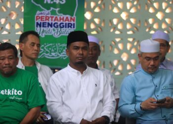 MOHD. Rizwandi Ismail (tengah) diumum sebagai calon Perikatan Nasional (PN)  untuk Pilihan Raya Kecil Nenggiri pada majlis di Masjid Hijau Renok, Gua Musang, Kelantan. - UTUSAN/KAMARUL BISMI KAMARUZAMAN