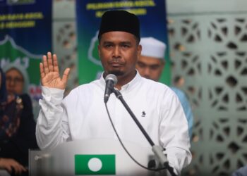 MOHD. Rizwadi Ismail semasa melafazkan ikrar dan sumpah selepas diumumkan sebagai calon PRK Nenggiri di Masjid Hijau Renok, Gua Musang, Kelantan hari ini-UTUSAN/KAMARUL BISMI KAMARUZAMAN.