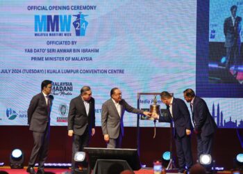 PERDANA Menteri, Datuk Seri Anwar Ibrahim merasmikan Majlis Perasmian Malaysia Maritim Week 2024 diiringi oleh Menteri Pengangkutan, Anthony Loke Siew Fook di Pusat Konvensyen Kuala Lumpur di sini hari ini. - UTUSAN/AMIR KHALID