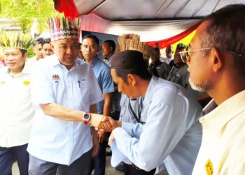 AHMAD Zahid Hamidi (tiga kiri) beramah mesra dengan penduduk Orang Asli semasa merasmikan Majlis Pecah Tanah Projek Pembinaan dan Menyiapkan Jalan Perhubungan Desa di Kuala Betis-Pos Bihai-Pos Belatim-Pos Balar-Pos Hau-Kuala Betis dan Projek Mengganti Jambatan Batu 6, Nenggiri di Dataran Kejat Rancangan Penempatan Semula (RPS) Kuala Betis, Gua Musang, Kelantan hari ini-UTUSAN/YATIMIN ABDULLAH.