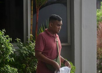 NOR Mohamad Hafizi Hafis ketika tiba di Mahkamah Sesyen Butterworth, Pulau Pinang, hari ini.-UTUSAN/IQBAL HAMDAN