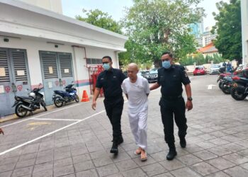 ONG Lai Seng (tengah) dijatuhi hukuman penjara 13 tahun oleh Mahkamah Tinggi George Town, Pulau Pinang selepas didapati bersalah menyebabkan kematian seorang tukang masak, empat tahun lalu.-UTUSAN/SAFINA RAMLI