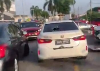 TANGKAP layar video tular menunjukkan kereta Honda City dipandu secara bahaya oleh seorang lelaki selain memukul teman wanitanya dalam kejadian di Kajang