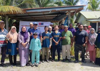 NURUL Syazwani (empat dari kanan) bergambar  bersama penduduk semasa menghadiri program korban di kawasan DUN Permatang.