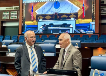 YUSOF Yacob (kanan) bersama dengan ADUN Dilantik Datuk Seri Yong Teck Lee pada persidangan DUN Sabah di Kota Kinabalu hari ini.