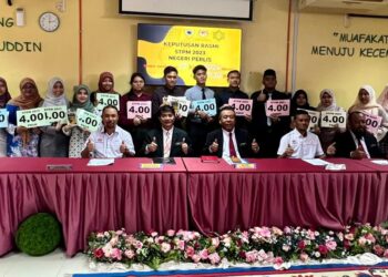 AYUB Ahmad (duduk, tiga dari kiri) merakamkan gambar bersama pelajar cemerlang STPM selepas pengumuman keputusan peperiksaan STPM di SMK Syed Sirajuddin, Arau, Perlis, hari ini. -UTUSAN/ASYRAF MUHAMMAD