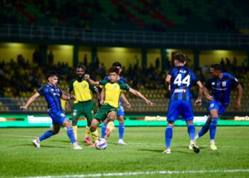 SYAFIQ Ahmad dikawal ketat oleh pemain Kuching City dalam perlawanan Liga Super di Stadium Darul Aman, malam ini. -UTUSAN/SHAHIR NOORDIN
