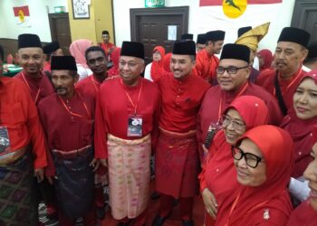 ASYRAF Wajdi Dusuki (tengah) bersama ahli-ahli UMNO selepas merasmikan mesyuarat UMNO Bahagian Taiping, Perak hari ini. - UTUSAN