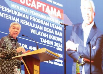 AHMAD ZAHID Hamidi ketika menyampaikan Perutusan Pemukiman dalam Program Utama Kementerian Kemajuan Desa dan Wilayah di Pusat Konvensyen Desaru Coast, Kota Tinggi, semalam.