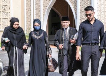 ALIFF Aziz (kanan) bersama Ruhainies (kiri) berjalan keluar dari kompleks mahkamah selepas prosiding berhubung kes tangkap khalwat di Mahkamah Tinggi Syariah Kuala Lumpur, semalam. -UTUSAN/FARIZ RUSADIO
