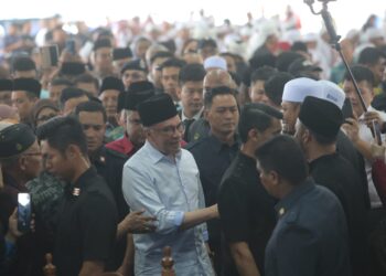 ANWAR Ibrahim bersalaman dengan pengunjung pada Kenduri Madani Rakyat di Masjid Ar-Rashid, Taman Perpaduan Koperasi di Tambun di Ipoh hari ini. - UTUSAN