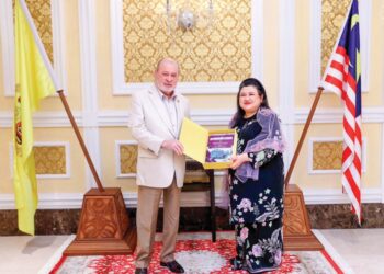 SULTAN Ibrahim Sultan Iskandar berkenan menerima menghadap Wan Suraya Wan Mohd. Radzi yang membentangkan Laporan Ketua Audit Negara (LKAN) 2/2024 di Istana Negara, semalam. 
– IHSAN JABATAN AUDIT NEGARA