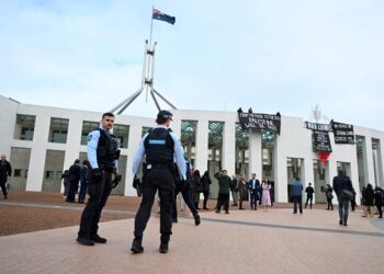 PENUNJUK perasaan pro-Palestin menggantung sepanduk dari bahagian atas Parlimen Australia di Canberra.- AGENSI