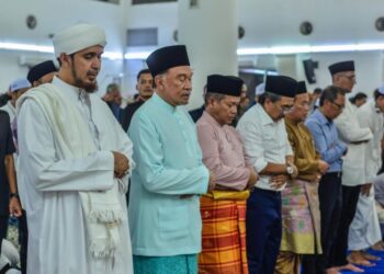 Anwar Ibrahim menyertai lebih 1,000 jemaah menunaikan solat Jumaat di Masjid Ibnu Mas'ud di ibu negara hari ini.