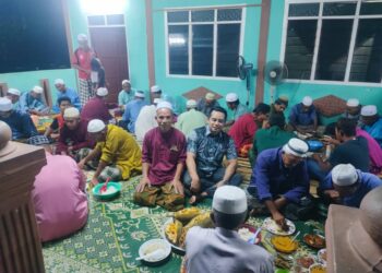 KAMARUL Azman Khamis bersama penduduk
menyertai majlis tahlil di rumah seorang penduduk, Mohamad Hassan di Kampung Lubok Merbau, Pedu hari ini..-UTUSAN
