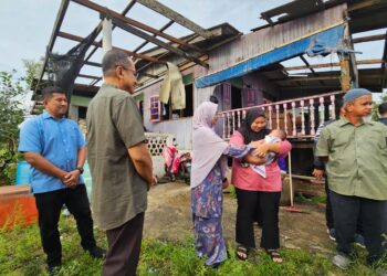 AHMAD Samsuri Mokhtar (dua, kiri) melawat rumah mengsa ribut, Siti Aishah Mohamed (dua, kanan) yang masih dalam pantang di Kampung  Surau Haji Said, Seberang Marang, Marang, kelmarin. – UTUSAN/PUQTRA HAIRRY ROSLI