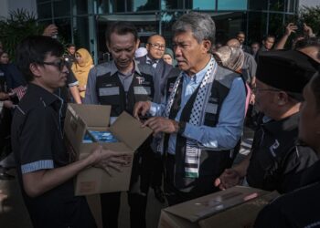 MOHAMAD Hasan melihat pek makanan bantuan kemanusiaan selepas Majlis Pelancaran Inisiatif Kemanusiaan untuk Palestin di Kementerian Luar Negeri di Putrajaya. - UTUSAN/FAIZ ALIF ZUBIR

FOTO - FAIZ ALIF ZUBIR/PEMBERITA - HUSNI