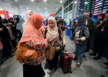 SERAMAI 123 rakyat Malaysia termasuk pelajar dari Bangladesh disambut oleh ahli keluarga ketika selamat tiba di Balai Ketibaan KLIA Terminal 2. - UTUSAN/FAISOL MUSTAFA