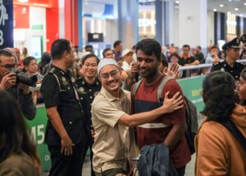 SERAMAI 123 rakyat Malaysia termasuk pelajar dari Bangladesh disambut ahli keluarga ketika selamat tiba di Balai Ketibaan KLIA Terminal 2 susulan ketegangan di negara itu. - UTUSAN/FAISOL MUSTAFA