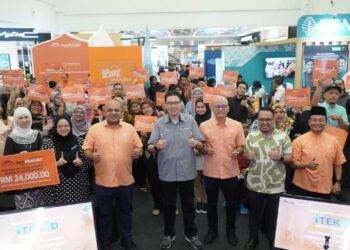 Presiden dan Ketua Pegawai Eksekutif Bank Muamalat, Khairul Kamarudin (enam dari kanan) bersama usahawan mikro yang menerima geran iTEKAD dalam majlis di Kuantan, Pahang baru-baru ini.