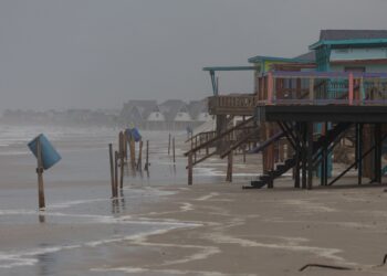 HUJAN dan ribut akibat Taufan Beryl mendekati rumah-rumah di sepanjang Pantai Surfside, Texas.- AGENSI