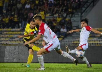 WAN Zack Haikal (tengah) melakukan rembatan ke gawang  Kuching City FC dalam perlawanan Liga Super di Stadium Perak, Ipoh hari ini. - UTUSAN/PERAK FC