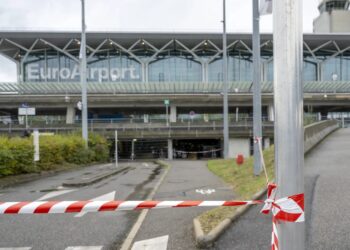 EUROAIRPORT menerima ancaman bom beberapa jam selepas serangan di rangkaian kereta api Perancis menjelang upacara pembukaan Sukan Olimpik Paris 2024, semalam.- AGENSI