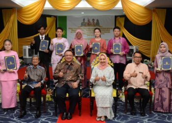 TUANKU Syed Faizuddin Putra Jamalullail berkenan berangkat menyempurnakan Majlis Pengurniaan Anugerah Cemerlang, Anugerah Kepujian Dan Anugerah Khas Yayasan Tuanku Syed Putra (YTSP) Perlis di Hotel Putra Regency, Persiaran Jubli Emas, Kangar, Perlis semalam.-UTUSAN