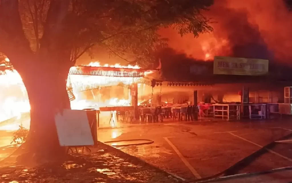 Lapan gerai makan di Taman Lembah Keramat terbakar