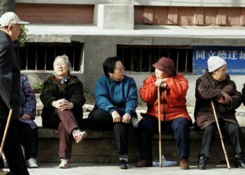 UMUR pencen di China kini ditetapkan pada 60 tahun untuk lelaki dan 55 untuk wanita, antara usia persaraan paling muda di dunia.- AGENSI