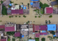 KEADAAN dari udara menunjukkan situasi banjir di bandar Guzhen, wilayah Anhui di timur China.- AGENSI