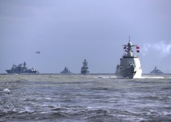 KAPAL perang China dan Russia mengambil bahagian dalam latihan ketenteraan bersama di Laut China Selatan, pada Disember 2022.- AGENSI