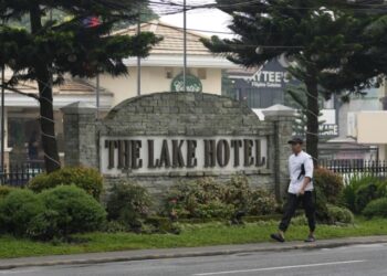 SEORANG lelaki berjalan di luar Lake Hotel, di bandar Tagaytay, selatan Manila.- AGENSI