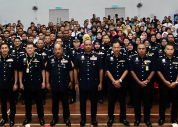 MUHAMMAD Abdul Halim (lima dari kiri) merakamkan gambar bersama selepas Perhimpunan Bulanan Ibu Pejabat Polis Kontinjen (IPK) Perlis, hari ini.-UTUSAN/ASYRAF MUHAMMAD