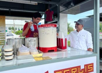 AFFENDI Rajini Kanth (kanan) meninjau salah sebuah kedai makanan berikutan larangan penggunaan bekas berasaskan polistirena dan styrofoam untuk membungkus makanan di Dataran Taman Sena, Kangar, Perlis, semalam-UTUSAN/ASYRAF MUHAMMAD