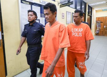DUA nelayan warga Indonesia dihadapkan ke Mahkamah Sesyen Teluk Intan atas pertuduhan mengedar dadah jenis methamphetamine seberat 10,610 gram, minggu lalu. - UTUSAN