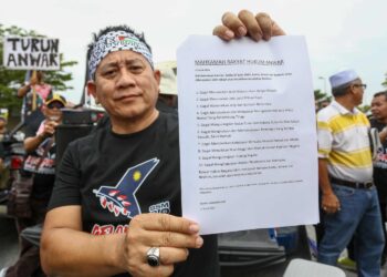 TUN Faisal Ismail Aziz  menunjukkan memorandum tuntutan yang diserahkan kepada Pejabat Pusat Khidmat Parlimen Tambun di Meru Raya di Ipoh hari ini. - UTUSAN/MUHAMAD NAZREEN SYAH MUSTHAFA