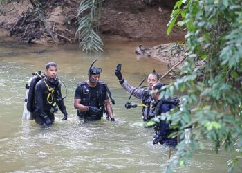 ANGGOTA Unit Skuba (Unit Forensik) PDRM menemukan barang bukti dipercayai dompet kes pembunuhan Nur Farah Kartini Abdullah di  Sungai Trolak, Kampung Batu 4, dekat Slim River hari ini. - UTUSAN/MUHAMAD NAZREEN SYAH MUSTHAFA