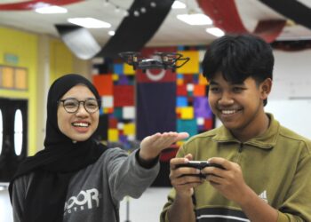 AIMAN DANISH Khairul Azhar dan Nurdanisha Ahmad Danial Deven berlatih setiap hari sebagai persiapan menyertai peringkat akhir Pertandingan Dron Junior Skill Malaysia Peringkat Kebangsaan di GiatMara Pasir Gudang, Johor Bahru.