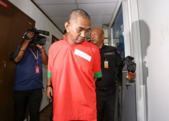 MUHAMMAD Halmi Ismail mengaku bersalah terhadap semua 13 tuduhan menipu membabitkan tawaran bantuan e-Kasih di dua Mahkamah Majistret Ipoh hari ini. - UTUSAN/MUHAMAD NAZREEN SYAH MUSTHAFA