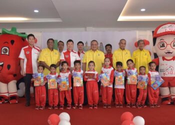 TUANKU Syed Faizuddin Putra Jamalullail (berdiri, empat dari kanan) berkenan merakamkan gambar bersama selepas Majlis Penyampaian Biasiswa Smart Reader Kids-One Child One Hope (OCOH) Kepada Yayasan Tuanku Syed Putra (YTSP) Perlis 2024 di Dewan Orkid, Tasoh Lake Resort by Tasoh TasikKu, Kaki Bukit, Padang Besar. -UTUSAN