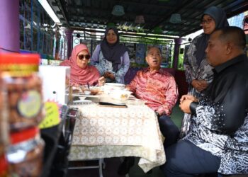 ABU Bakar Hamzah (kanan) berbual bersama Muhyiddin Yassin pada Program Semarak Kasih Bersama Masyarakat di Kampung Warna-Warni Seberang Ramai, Kuala Perlis, hari ini.-UTUSAN/IZLIZAN OTHMAN