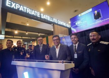 SAIFUDDIN Nasution Ismail melancarkan Pusat Satelit Ekspatriat di KLIA Terminal 2. - UTUSAN/FAISOL MUSTAFA