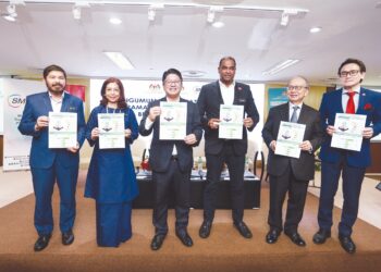 EWON Benedick (tiga dari kiri) bersama Timbalan Menteri Pembangunan Usahawan dan Koperasi, Datuk Ramanan Ramakrishnan (tiga dari kanan) menunjukkan dokumen Laporan Prestasi Perusahaan Mikro, Kecil dan Sederhana (PMKS) 2023 di Kuala Lumpur, semalam. –UTUSAN/AFIQ RAZALI