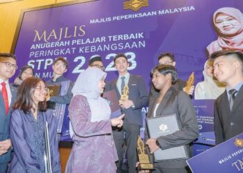 FADHLINA Sidek beramah mesra bersama penerima Anugerah Pelajar Terbaik Sijil Tinggi Persekolahan Malaysia (STPM) 2023 di Pejabat Majlis Peperiksaan Malaysia, Selayang, semalam. – UTUSAN/MUHAMAD IQBAL ROSLI