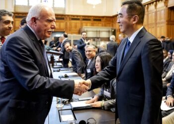 MENTERI Luar Palestin, Riyad al-Maliki berjabat tangan dengan Penasihat Undang-Undang Kementerian Luar China, Ma Xinmin semasa perbicaraan di Mahkamah Keadilan Antarabangsa di The Hague.- AFP