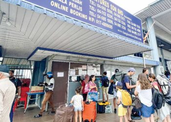 OPERASI Terminal Feri Kuala Kedah yang dihentikan sementara akibat faktor cuaca.